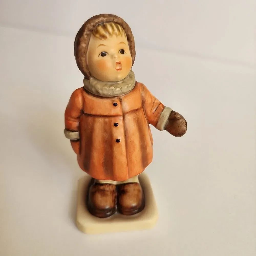 Goebel Hummel 4¼” Girl Figurine "Winter Song (Winterlied)” Hum-476 Made  Germany